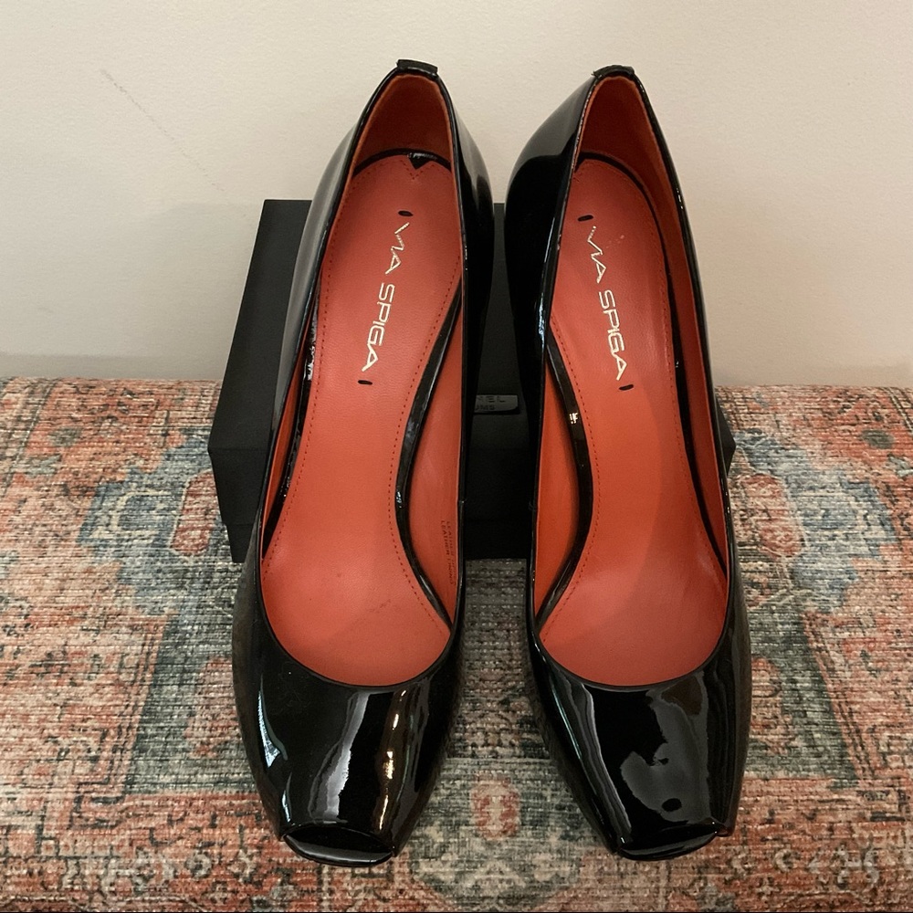 Gorgeous SZ9 Via Spiga NEW Peep Toe Black Patent Leather 3” Heels 🌺